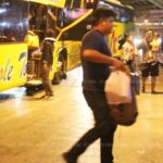 ชีวิตต้องสู้! แบกข้าวสาร-อาหารแห้งกลับจากบ้านตจว. พร้อมลุยงานกันใหม่