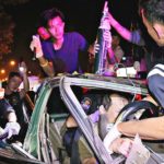 ชนสนั่นต้นประดู่ กระบะพังยับยู่ยี่ กู้ภัยเร่งช่วยชีวิตคนขับ