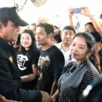 ถึงแล้ว!! บิ๊กตู่ พบผู้ประสบภัย-ญาติผู้เสียชีวิต ตรวจสภาพความเสียหาย แหลมตะลุมพุก