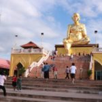 คลื่นมหาชน แห่ขอพรปีใหม่ 'หลวงพ่อคูณ' ใหญ่ที่สุดในโลก! รถติดยาวเป็นกิโล