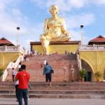 คลื่นมหาชน แห่ขอพรปีใหม่ 'หลวงพ่อคูณ' ใหญ่ที่สุดในโลก! รถติดยาวเป็นกิโล
