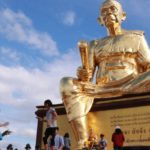 คลื่นมหาชน แห่ขอพรปีใหม่ 'หลวงพ่อคูณ' ใหญ่ที่สุดในโลก! รถติดยาวเป็นกิโล