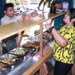 สาวผุดไอเดีย "ข้าวแกงใบสั่ง" ใครโดน ใบสั่ง เสียค่าปรับแล้ว มาแลกข้าวกินฟรี