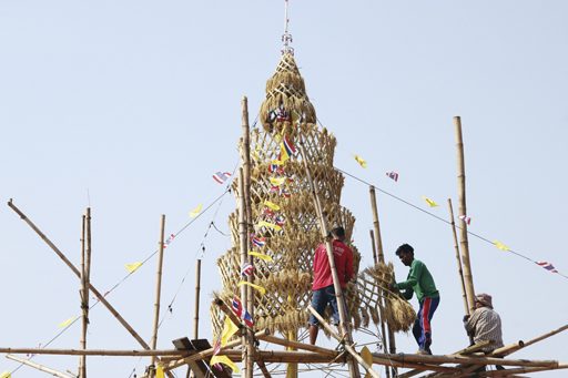 ปราสาทรวงข้าว วังพิกุล สืบสานประเพณีสู่ขวัญข้าว 