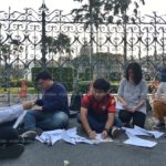 'เพนกวิน' บุกทำเนียบร่อนจรวด ทวงสิทธิ์เลือกตั้ง ติดป้ายหน้าประตู 'เลื่อนแม่มึงสิ'