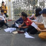 'เพนกวิน' บุกทำเนียบร่อนจรวด ทวงสิทธิ์เลือกตั้ง ติดป้ายหน้าประตู 'เลื่อนแม่มึงสิ'