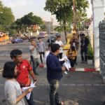 'เพนกวิน' บุกทำเนียบร่อนจรวด ทวงสิทธิ์เลือกตั้ง ติดป้ายหน้าประตู 'เลื่อนแม่มึงสิ'