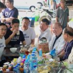 คลองเตยแตก! แม่ค้าชูรูป 'แม้ว-ปู' รับ พรรค ทษช. บ่นเศรษฐกิจแย่ มาแก้ให้หน่อย!