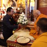 บิ๊กตู่ ร่วมสรงน้ำ ทักษิณโมลีธาตุ หลวงตาเคาะศีรษะให้พร อ้อนชอบเชียงใหม่มาก!
