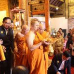 บิ๊กตู่ ร่วมสรงน้ำ ทักษิณโมลีธาตุ หลวงตาเคาะศีรษะให้พร อ้อนชอบเชียงใหม่มาก!