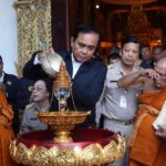 บิ๊กตู่ ร่วมสรงน้ำ ทักษิณโมลีธาตุ หลวงตาเคาะศีรษะให้พร อ้อนชอบเชียงใหม่มาก!