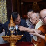 บิ๊กตู่ ร่วมสรงน้ำ ทักษิณโมลีธาตุ หลวงตาเคาะศีรษะให้พร อ้อนชอบเชียงใหม่มาก!