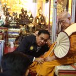 บิ๊กตู่ ร่วมสรงน้ำ ทักษิณโมลีธาตุ หลวงตาเคาะศีรษะให้พร อ้อนชอบเชียงใหม่มาก!