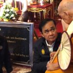 บิ๊กตู่ ร่วมสรงน้ำ ทักษิณโมลีธาตุ หลวงตาเคาะศีรษะให้พร อ้อนชอบเชียงใหม่มาก!