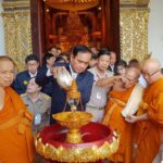 บิ๊กตู่ ร่วมสรงน้ำ ทักษิณโมลีธาตุ หลวงตาเคาะศีรษะให้พร อ้อนชอบเชียงใหม่มาก!