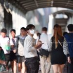 มหานครหน้ากาก! หวั่นพิษฝุ่น หน้ากากขาดตลาด หมดทุกร้าน (ชมภาพ)
