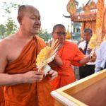 ล้นวัด! นับหมื่นแห่วางดอกไม้จันทน์ ร่วมพิธีฌาปนกิจสรีรสังขารจำลอง หลวงพ่อคูณ