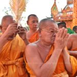 ล้นวัด! นับหมื่นแห่วางดอกไม้จันทน์ ร่วมพิธีฌาปนกิจสรีรสังขารจำลอง หลวงพ่อคูณ