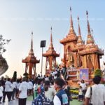 ล้นวัด! นับหมื่นแห่วางดอกไม้จันทน์ ร่วมพิธีฌาปนกิจสรีรสังขารจำลอง หลวงพ่อคูณ