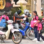หนีฝุ่นพิษขั้นวิกฤต! พ่อแม่แห่รับลูกหลาน หลังประกาศปิดโรงเรียน (ภาพชุด)