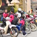 หนีฝุ่นพิษขั้นวิกฤต! พ่อแม่แห่รับลูกหลาน หลังประกาศปิดโรงเรียน (ภาพชุด)