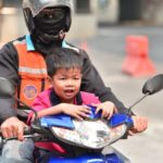 หนีฝุ่นพิษขั้นวิกฤต! พ่อแม่แห่รับลูกหลาน หลังประกาศปิดโรงเรียน (ภาพชุด)
