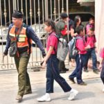 หนีฝุ่นพิษขั้นวิกฤต! พ่อแม่แห่รับลูกหลาน หลังประกาศปิดโรงเรียน (ภาพชุด)