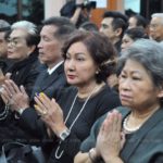 อ๊อฟ พงษ์พัฒน์ สุดเศร้า ยังป่วยมาร่วมอาลัย พ่อสะอาด สุดกลั้นปล่อยโฮ ต๋อย กอดปลอบ(คลิป)