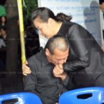 อ๊อฟ พงษ์พัฒน์ สุดเศร้า ยังป่วยมาร่วมอาลัย พ่อสะอาด สุดกลั้นปล่อยโฮ ต๋อย กอดปลอบ(คลิป)
