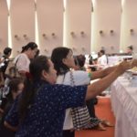 นับหมื่นหลั่งไหล ร่วมฟังสวด-วางดอกไม้จันทน์ ‘หลวงพ่อคูณ’ ล้นหอประชุมมข.