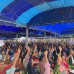 พปชร. ปราศัยใหญ่พะเยา ชาวบ้าน 5 พันแห่ฟัง ขณะที่เพื่อไทยต้องหาเสียงข้างถนน