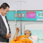 “ทวี” รุดเยี่ยมพระสงฆ์ 2 รูป ที่ได้รับบาดเจ็บ จากเหตุคนร้ายยิงถล่มวัดในนราธิวาส