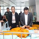“ทวี” รุดเยี่ยมพระสงฆ์ 2 รูป ที่ได้รับบาดเจ็บ จากเหตุคนร้ายยิงถล่มวัดในนราธิวาส