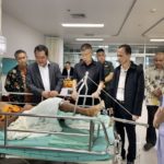“ทวี” รุดเยี่ยมพระสงฆ์ 2 รูป ที่ได้รับบาดเจ็บ จากเหตุคนร้ายยิงถล่มวัดในนราธิวาส