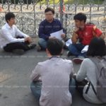 'เพนกวิน' บุกทำเนียบร่อนจรวด ทวงสิทธิ์เลือกตั้ง ติดป้ายหน้าประตู 'เลื่อนแม่มึงสิ'