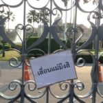 'เพนกวิน' บุกทำเนียบร่อนจรวด ทวงสิทธิ์เลือกตั้ง ติดป้ายหน้าประตู 'เลื่อนแม่มึงสิ'