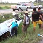 กระบะยางบึ้ม! ส่ายไปมาจะตกถนน คนขับโดดหนีรถสะบัดเหวี่ยงฟาดถนนดับ