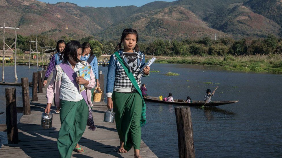 ကျောင်းသွားကြမယ့် ကျောင်းသားလူငယ်တွေ