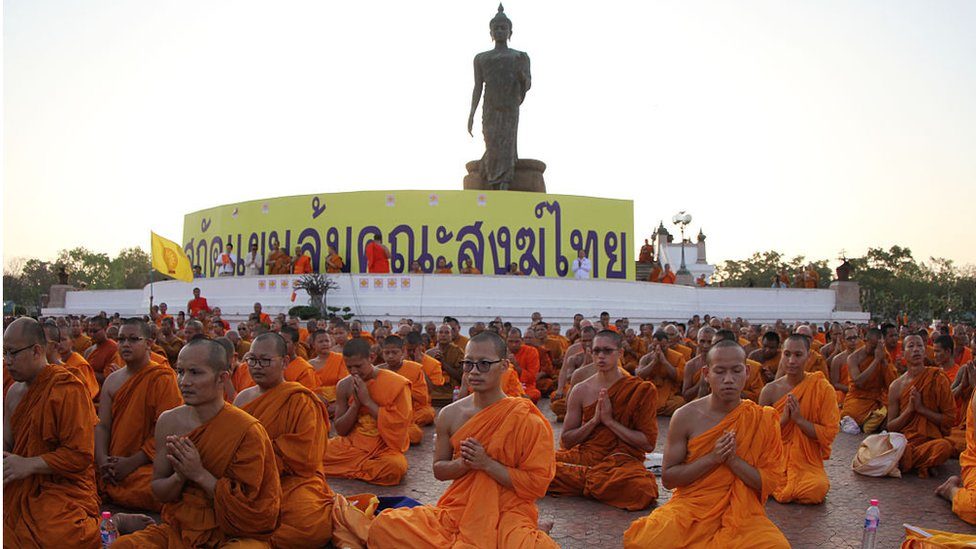 พระสงฆ์รวมตัวกันเพื่อต่อต้านบทบาทของรัฐในศาสนาพุทธ ในปี 2559 ที่สำนักงานพระพุทธศาสนาแห่งชาติ