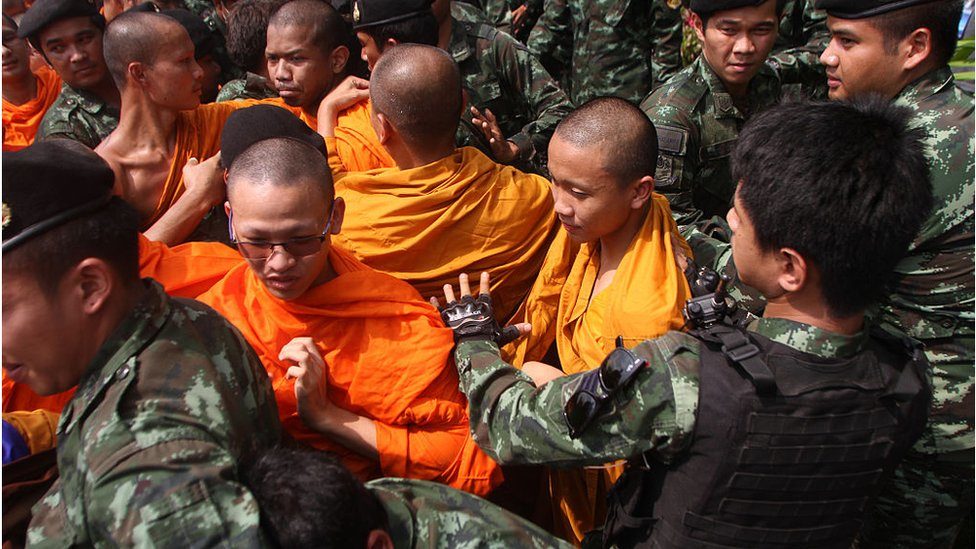 พระสงฆ์รวมตัวกันเพื่อต่อต้านบทบาทของรัฐในศาสนาพุทธ ในปี 2559 ที่สำนักงานพระพุทธศาสนาแห่งชาติ