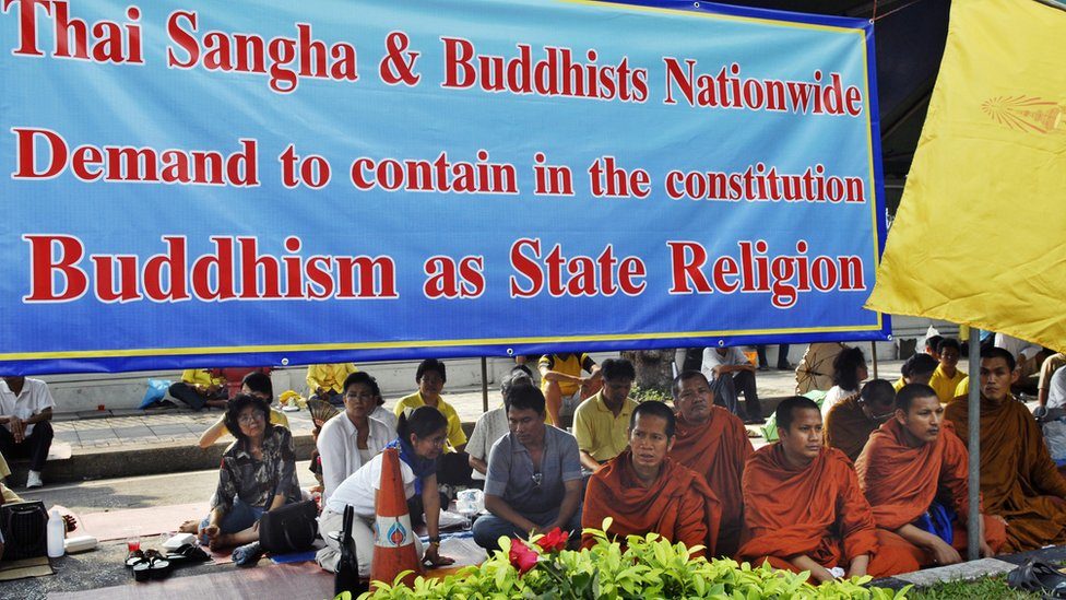 ผู้คนมาประท้วงเรื่องการบัญญัติพระพุทธศาสนาเป็นศาสนาประจำชาติในปี 2550