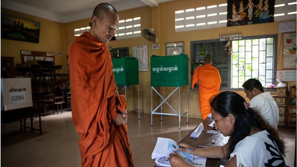 พระในกัมพูชาเลือกตั้ง