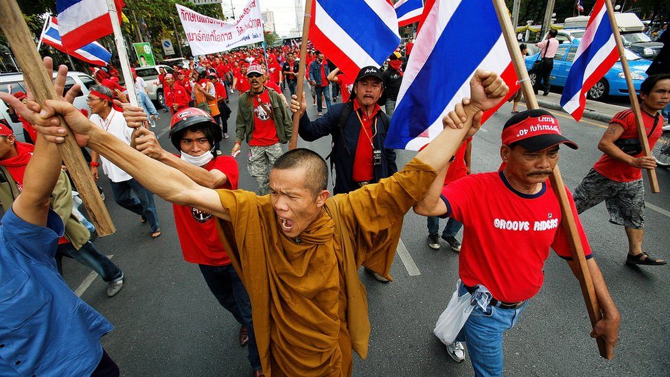 กลุ่มผู้สนับสนุนอดีตนายกรัฐมนตรีทักษิณ ชินวัตร ประท้วงขับไล่รัฐบาลนายอภิสิทธิ์ เวชชาชีวะ เมื่อปี 2551