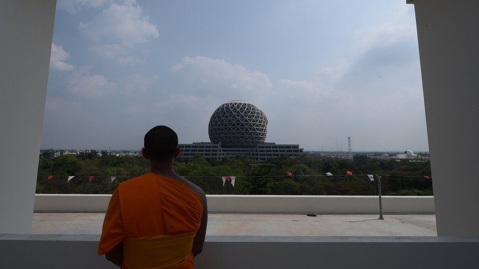 ธรรมกาย, วัดพระธรรมกาย, ดีเอสไอ, ธัมมชโย, กรมสอบสวนคดีพิเศษ, สหกรณ์เครดิตยูเนี่ยนคลองจั่น, ปทุมธานี, ฟอกเงิน, มาตรา 44, ม.44, คสช., พื้นที่ควบคุม, หมายจับ, หลบหนี