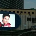 โป๊ป ปลื้มเซอร์ไพรส์บิลบอร์ด สั่งห้ามทำอีก-เสียดายเงิน โต้จีบ กระแต ลั่นโสดสนิท!