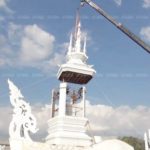 ด้วยบารมี‘หลวงพ่อคูณ’ลุ้นระทึกยกยอดฉัตรนกหัสดีลิงค์เทินบุษบก เจอลมแรง