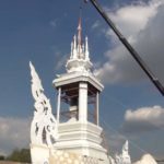 ด้วยบารมี‘หลวงพ่อคูณ’ลุ้นระทึกยกยอดฉัตรนกหัสดีลิงค์เทินบุษบก เจอลมแรง