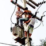 ช่วยระทึก หนุ่มปีนต่อไฟเข้าโรงงาน ชอร์ตคาเสาไฟ ห้อยนาน 2 ชั่วโมง