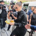 นัท มีเรีย อาลัย รดน้ำศพสูญเสียคุณแม่ หลังล้มป่วย 11 ปี อั้ม-แอน ให้กำลังใจไม่ห่าง