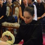 นัท มีเรีย อาลัย รดน้ำศพสูญเสียคุณแม่ หลังล้มป่วย 11 ปี อั้ม-แอน ให้กำลังใจไม่ห่าง